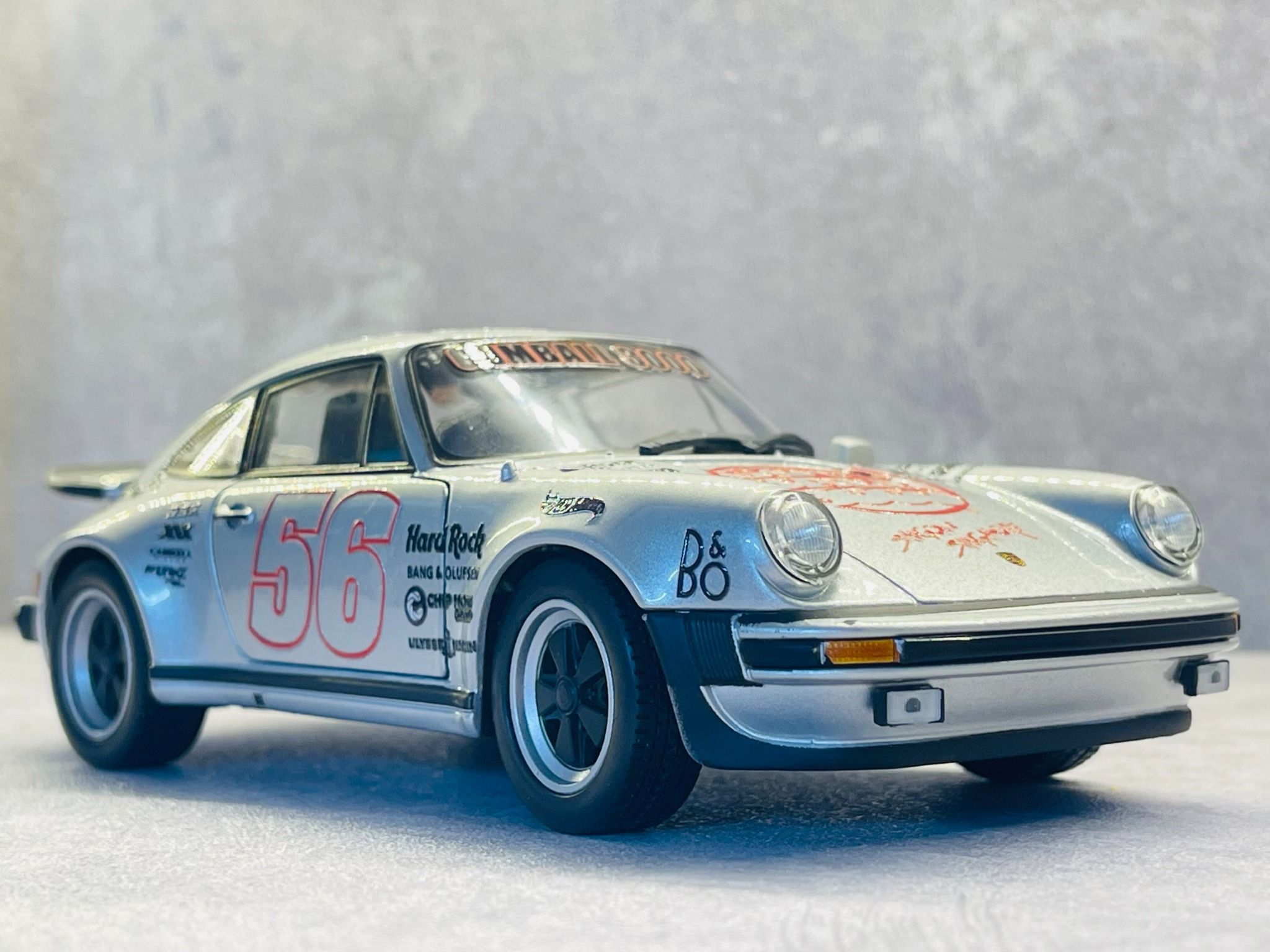 Mô hình xe custom Porsche 911 (930) Turbo Silver Gumball3000 tỉ lệ 1:24 Welly DO24015
