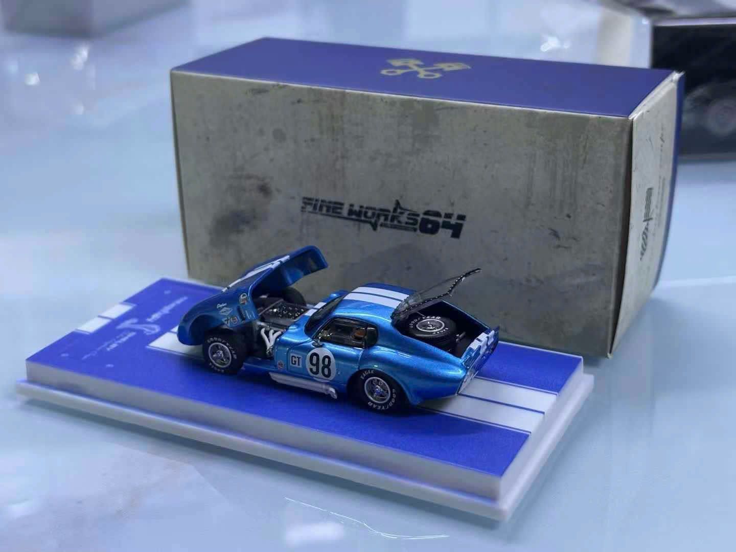 Mô hình xe Ford Shelby Daytona race #98 #15 mở được capo - kính sau tỉ lệ 1:64 FineWorks OT64105