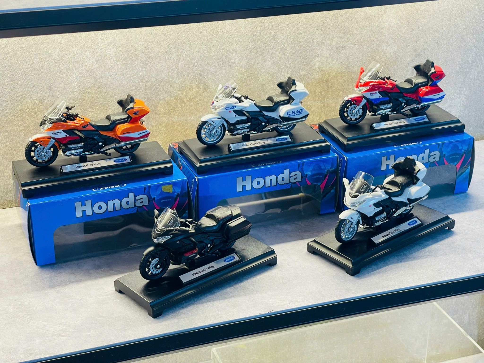 Mô hình xe Honda Goldwing độ tem HRC tỉ lệ 1:18 Welly DO18002
