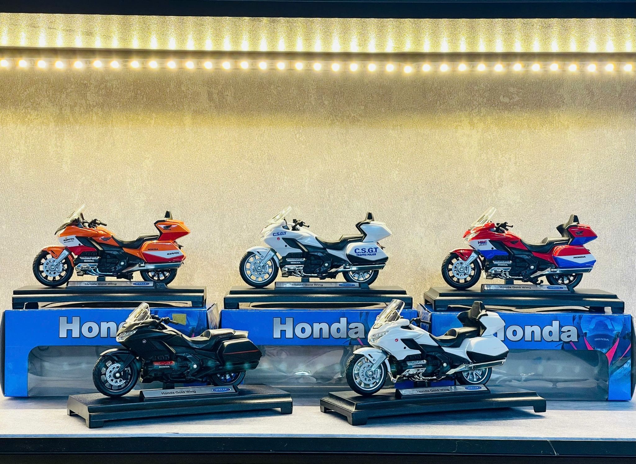 Mô hình xe Honda Goldwing độ tem HRC tỉ lệ 1:18 Welly DO18002