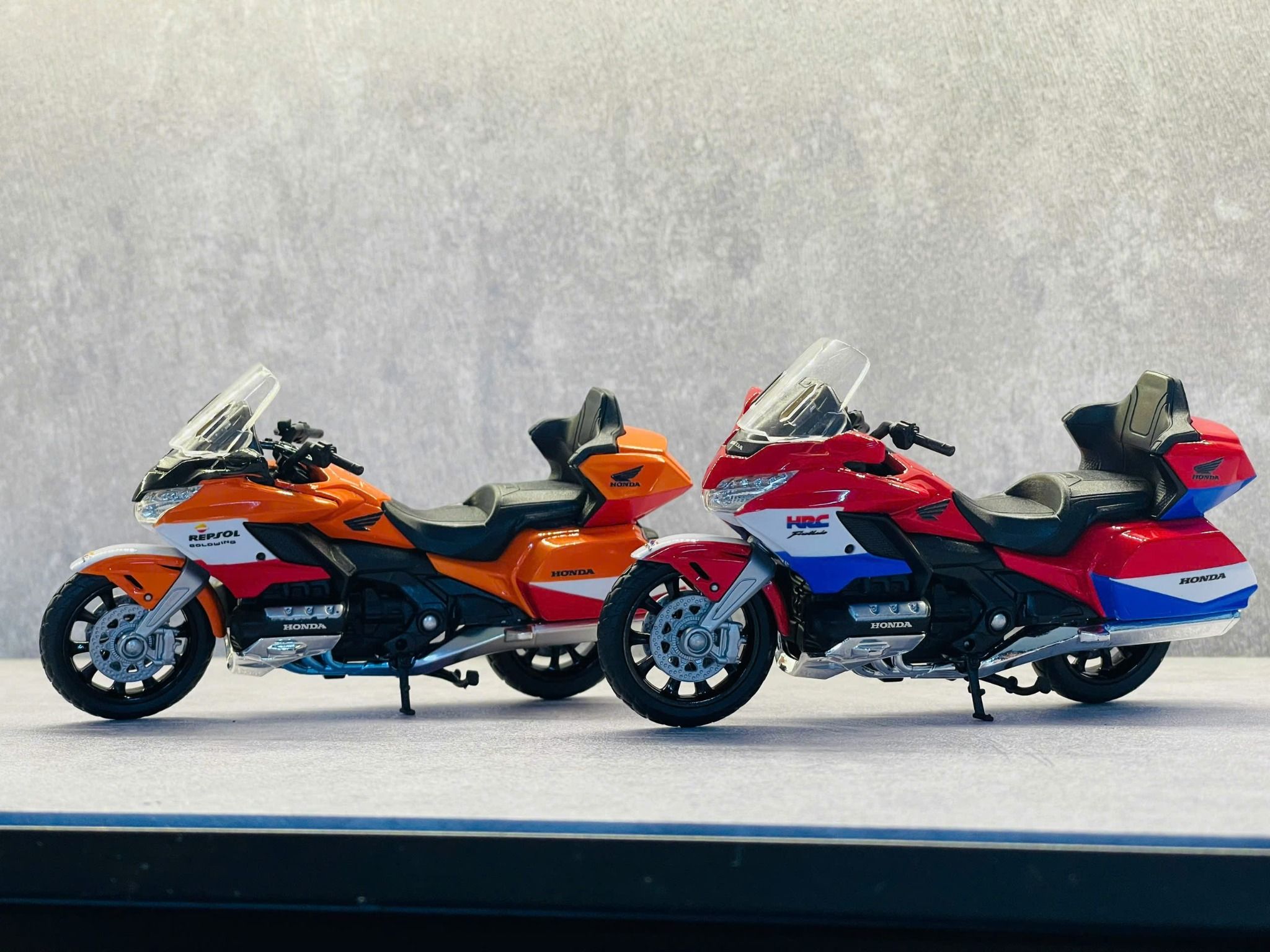 Mô hình xe Honda Goldwing độ tem HRC tỉ lệ 1:18 Welly DO18002