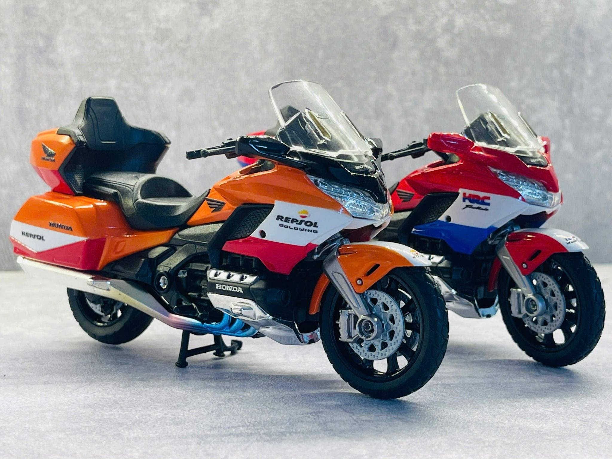Mô hình xe Honda Goldwing độ tem HRC tỉ lệ 1:18 Welly DO18002