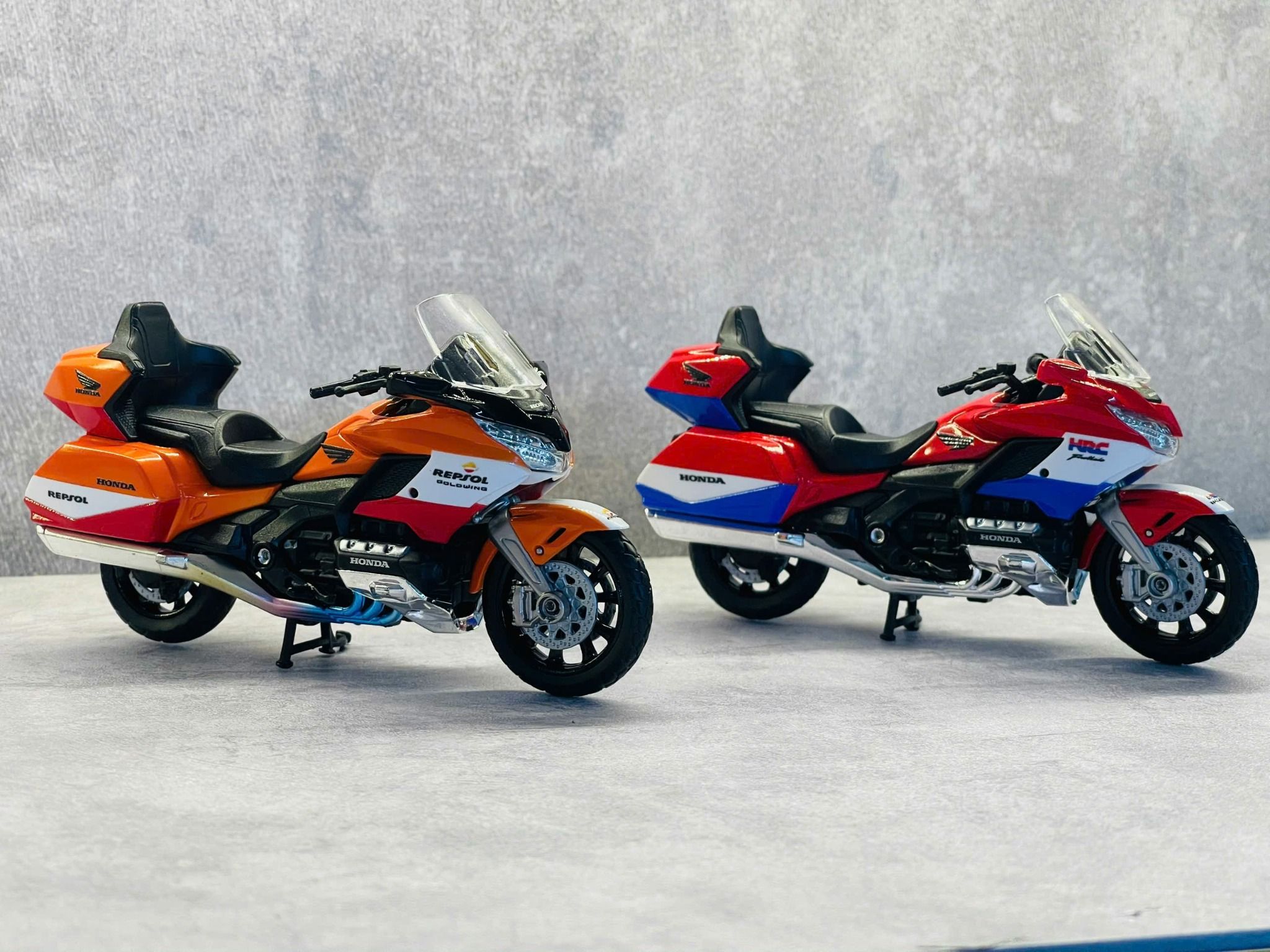 Mô hình xe Honda Goldwing độ tem HRC tỉ lệ 1:18 Welly DO18002