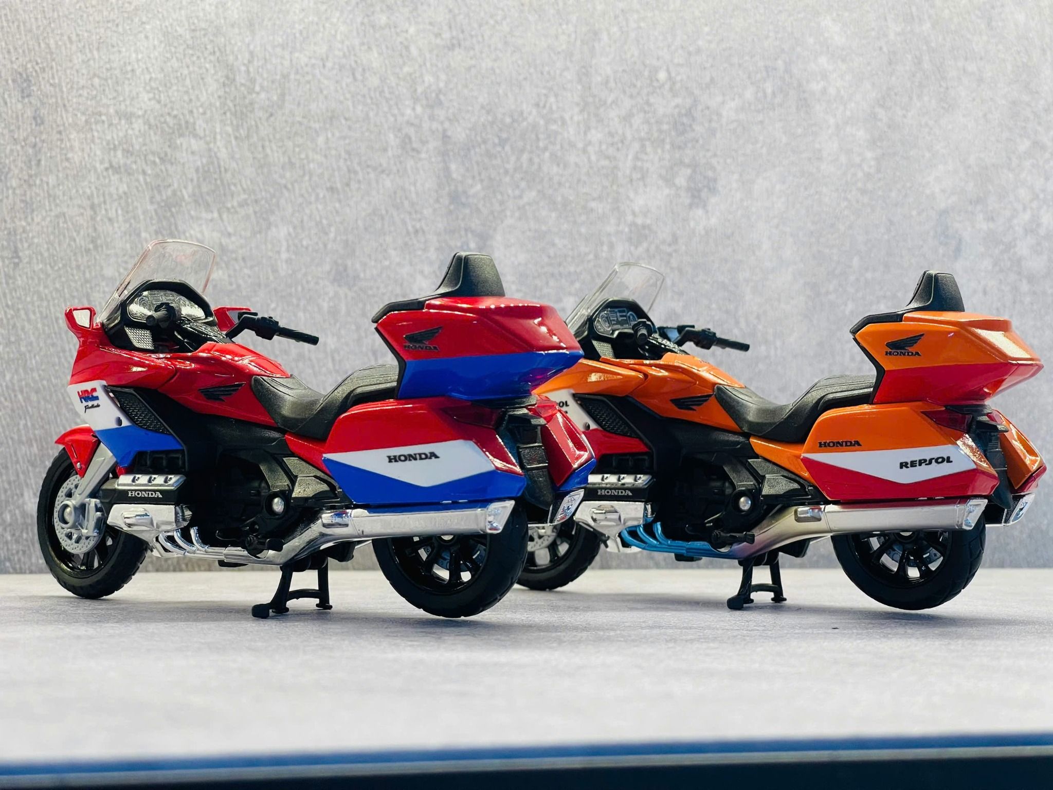 Mô hình xe Honda Goldwing độ tem HRC tỉ lệ 1:18 Welly DO18002