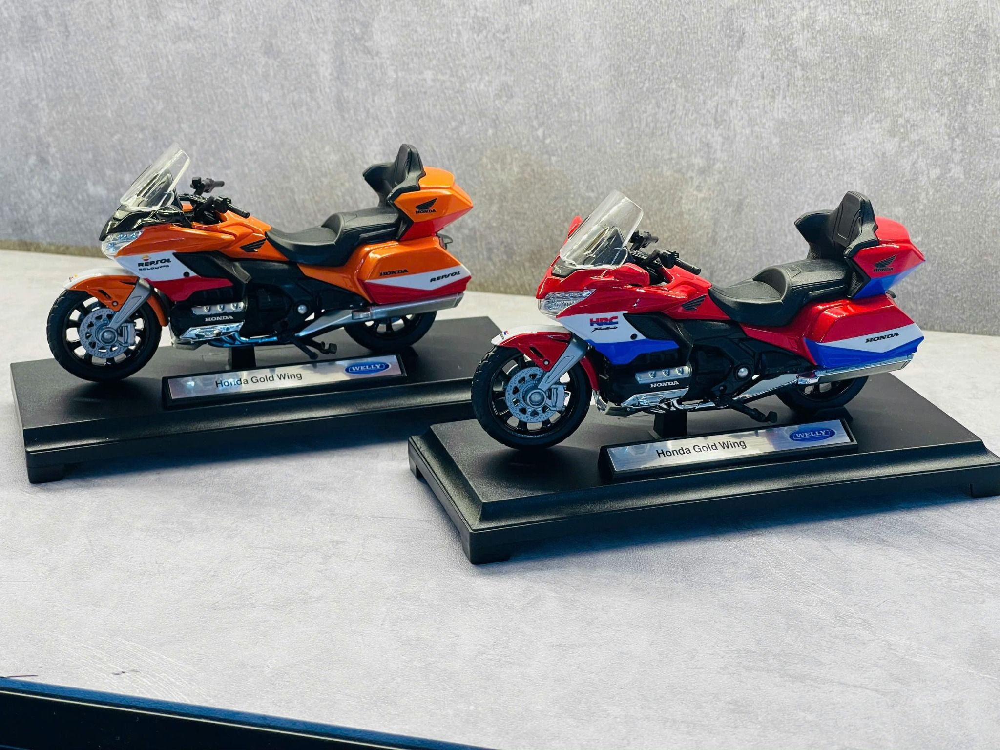 Mô hình xe Honda Goldwing độ tem HRC tỉ lệ 1:18 Welly DO18002