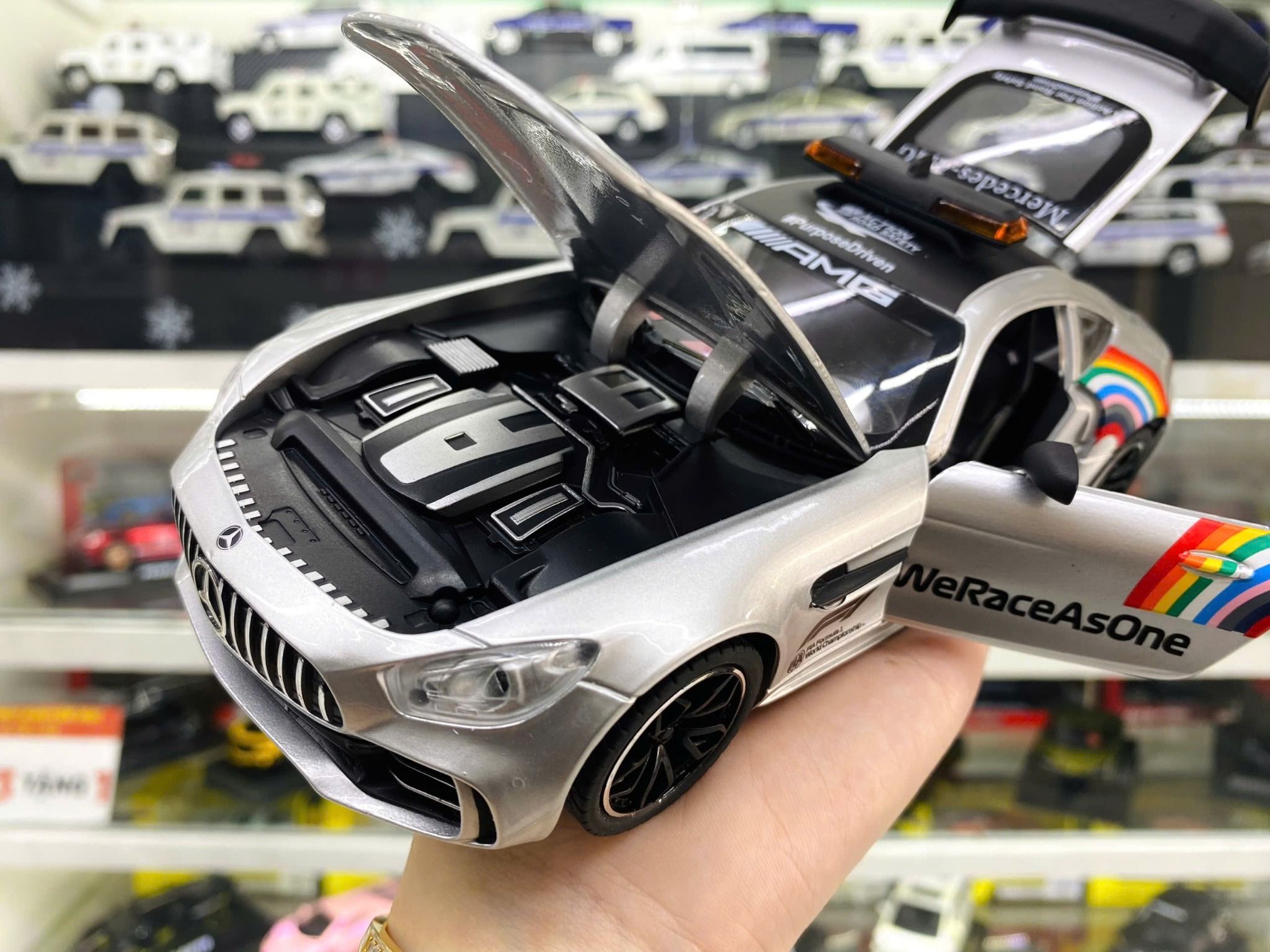 Mô hình xe dẫn đoàn đua F1 Mercedes Benz AMG GTR Safety car - full open - đánh lái - đèn - âm thanh tỉ lệ 1:24 Chezhi model OT600