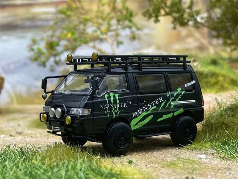 Mô hình xe Mitsubishi Delica 4WD L300 bản có tem, có phụ kiện rời tỉ lệ 1:64 Autobots Model OT64081