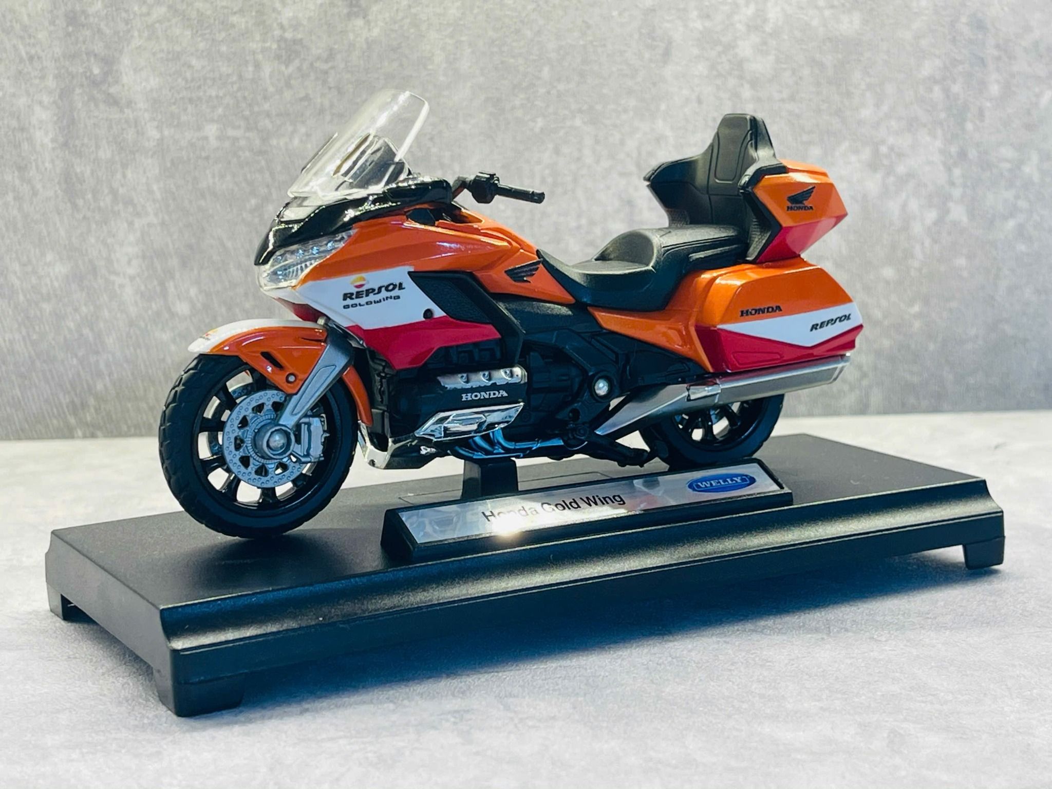 Mô hình xe Honda Goldwing độ tem Repsol tỉ lệ 1:18 Welly DO18001