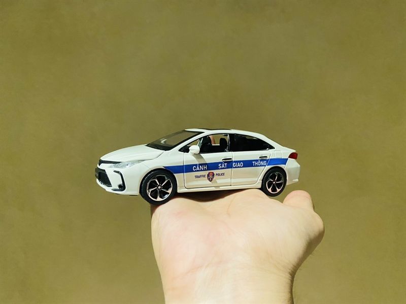 Mô hình xe ô tô độ CSGT Toyota Corolla Altis 2022 full open 1:32 Che Zhi Autono1 OT130