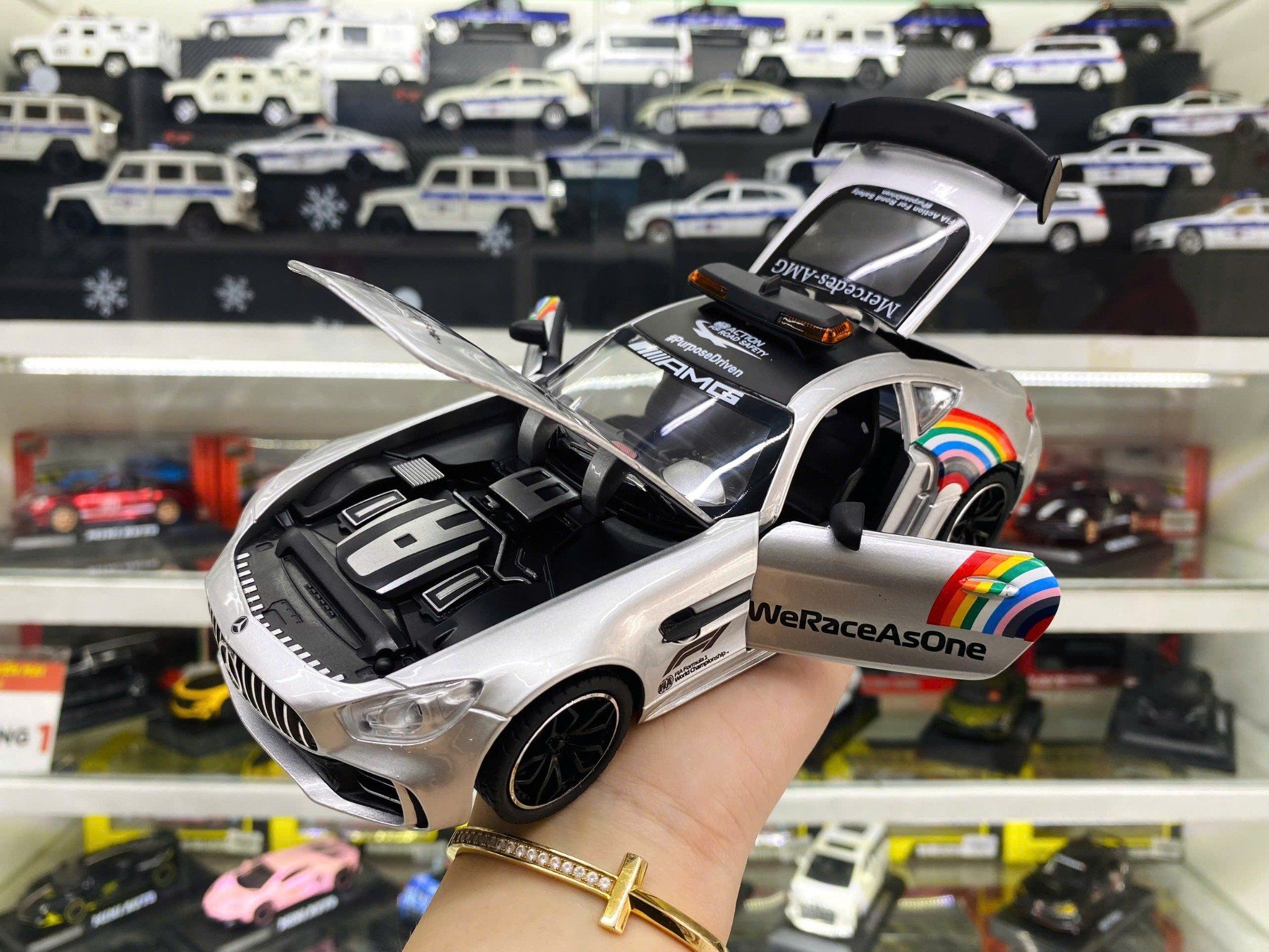Mô hình xe dẫn đoàn đua F1 Mercedes Benz AMG GTR Safety car - full open - đánh lái - đèn - âm thanh tỉ lệ 1:24 Chezhi model OT600