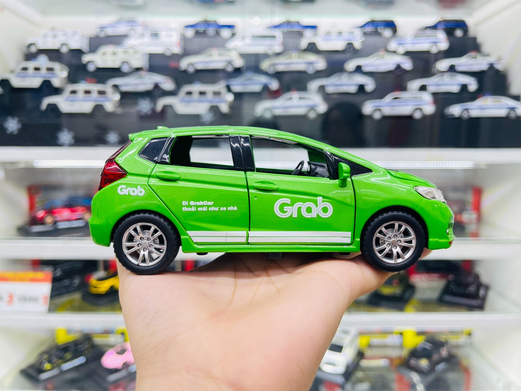 Mô hình xe độ dịch vụ taxi Grab - White Honda Jazz SUV 5 chỗ full open tỉ lệ 1:32 Chezhi Autono1 OT32001