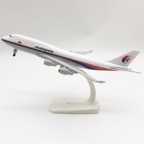 Mô hình máy bay Malaysia Airlines Boeing B747 có bánh xe 20cm MB20111