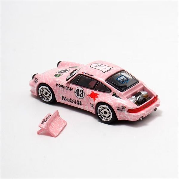 Mô hình xe Porsche 964 Singer RWB Rauht Welt Pig Pink No.43 HEC Hobby Expo China 2025 mở được nắp máy sau tỉ lệ 1:64 Decode OT64311