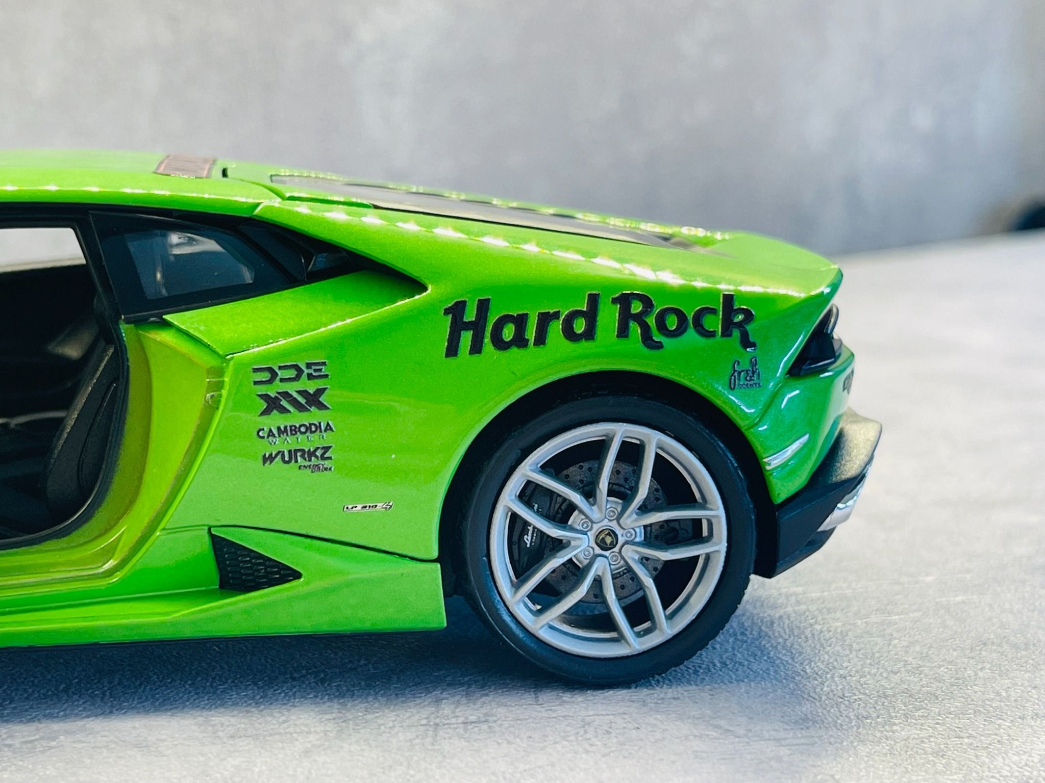 Mô hình xe custom Huracan Gumball3000 Green tỉ lệ 1:24 Welly DO24002