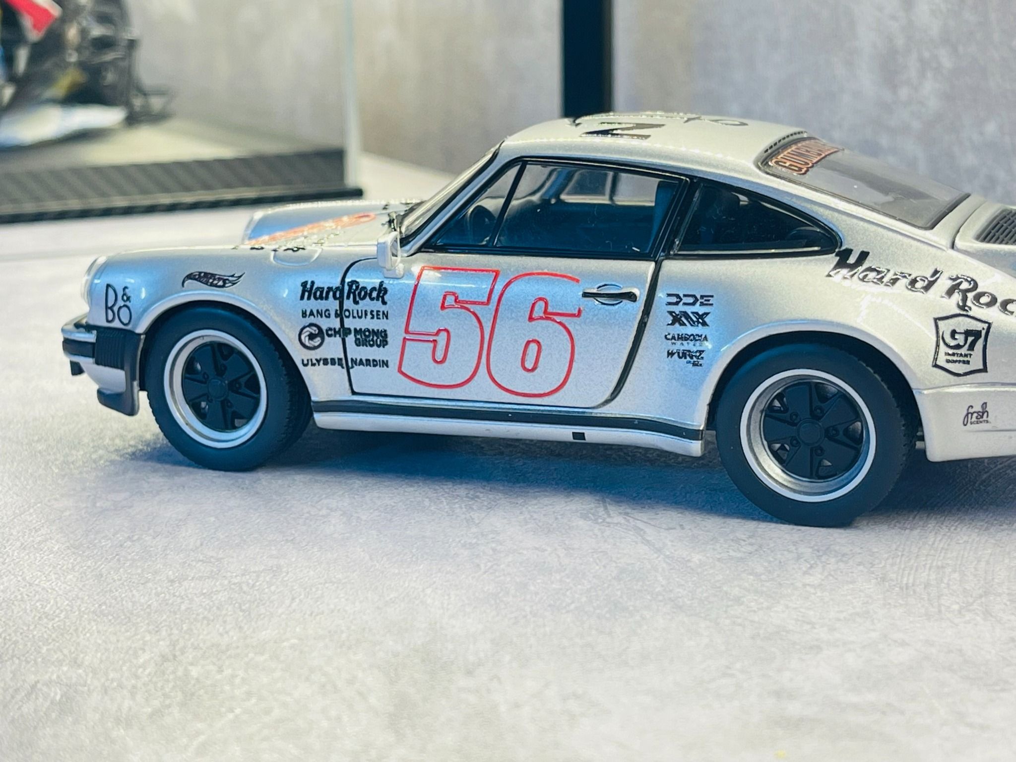 Mô hình xe custom Porsche 911 (930) Turbo Silver Gumball3000 tỉ lệ 1:24 Welly DO24015