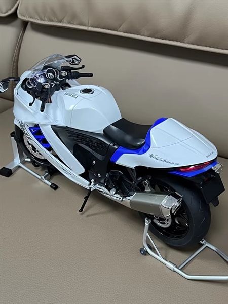 Mô hình xe Suzuki Hayabusa 1300 có động cơ - phun khói khi vặn ga - kèm ben nâng tỉ lệ lớn 1:6 Alloy Model MT06004