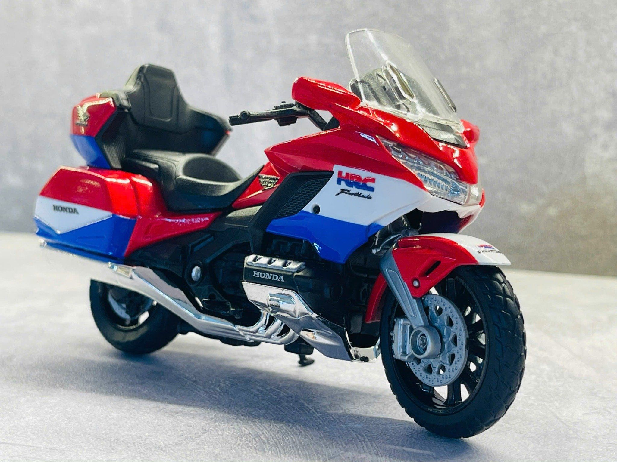 Mô hình xe Honda Goldwing độ tem HRC tỉ lệ 1:18 Welly DO18002