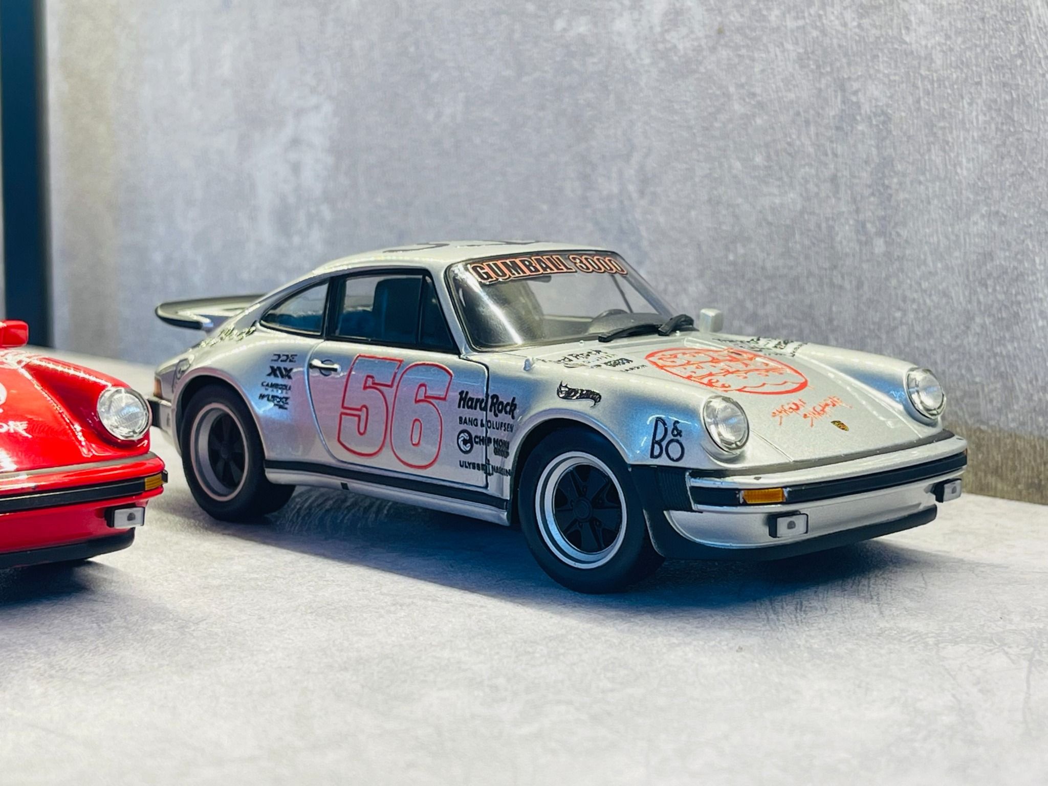 Mô hình xe custom Porsche 911 (930) Turbo Silver Gumball3000 tỉ lệ 1:24 Welly DO24015