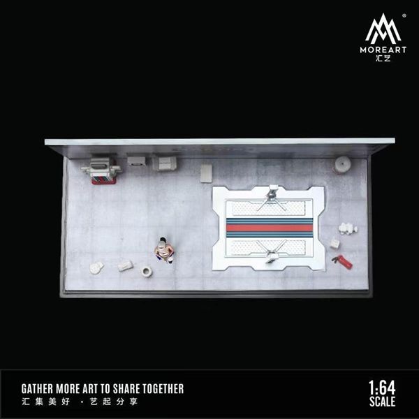 Hộp trưng bày mica xưởng sửa chữa ô tô có bàn nâng , có fig Martini Racing tỉ lệ 1:64 MO641071