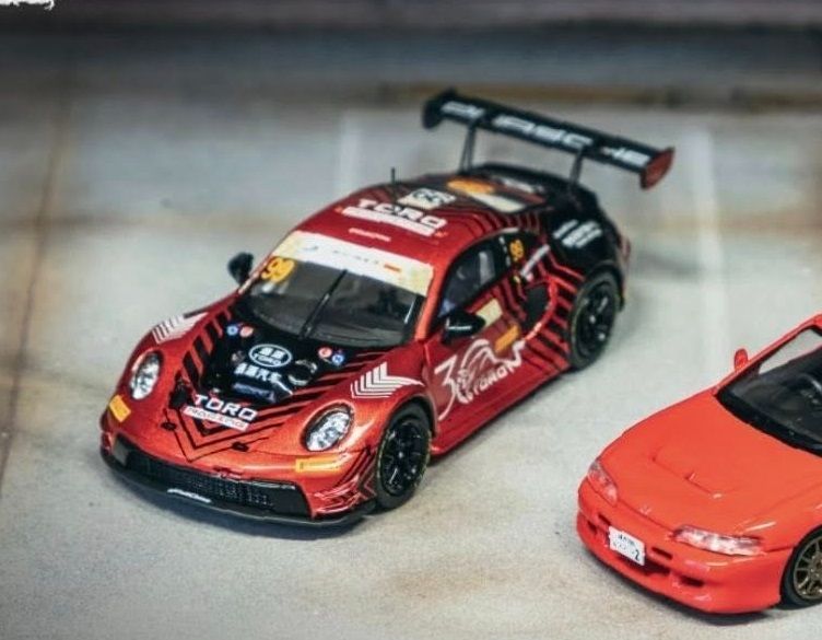 Mô hình xe Porsche 911 GT3 R from Macau GT Cup 2023 Laurens Vanthour tỉ lệ 1:64 Tarmac Works T64-084-23MGP99