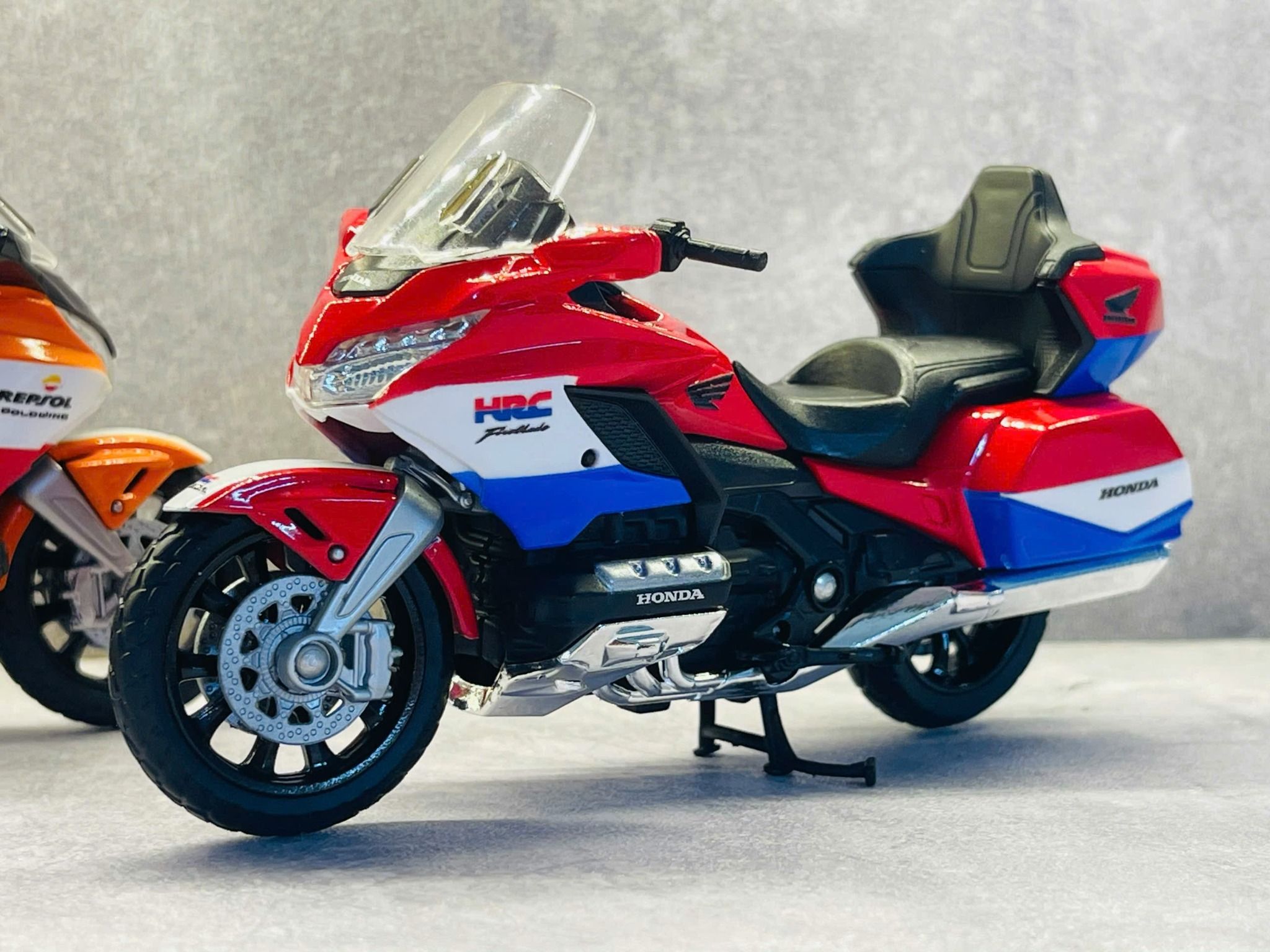 Mô hình xe Honda Goldwing độ tem HRC tỉ lệ 1:18 Welly DO18002