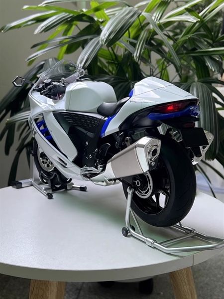 Mô hình xe Suzuki Hayabusa 1300 có động cơ - phun khói khi vặn ga - kèm ben nâng tỉ lệ lớn 1:6 Alloy Model MT06004