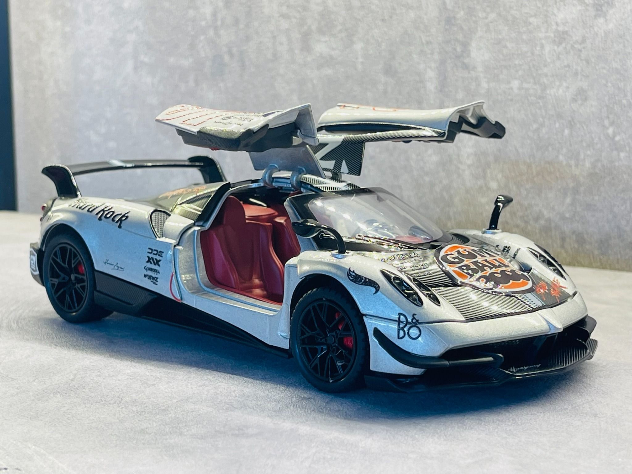 Mô hình xe custom Pagani Huayra BC Silver Gumball 3000 tỉ lệ 1:24 Alloy Model DO24005