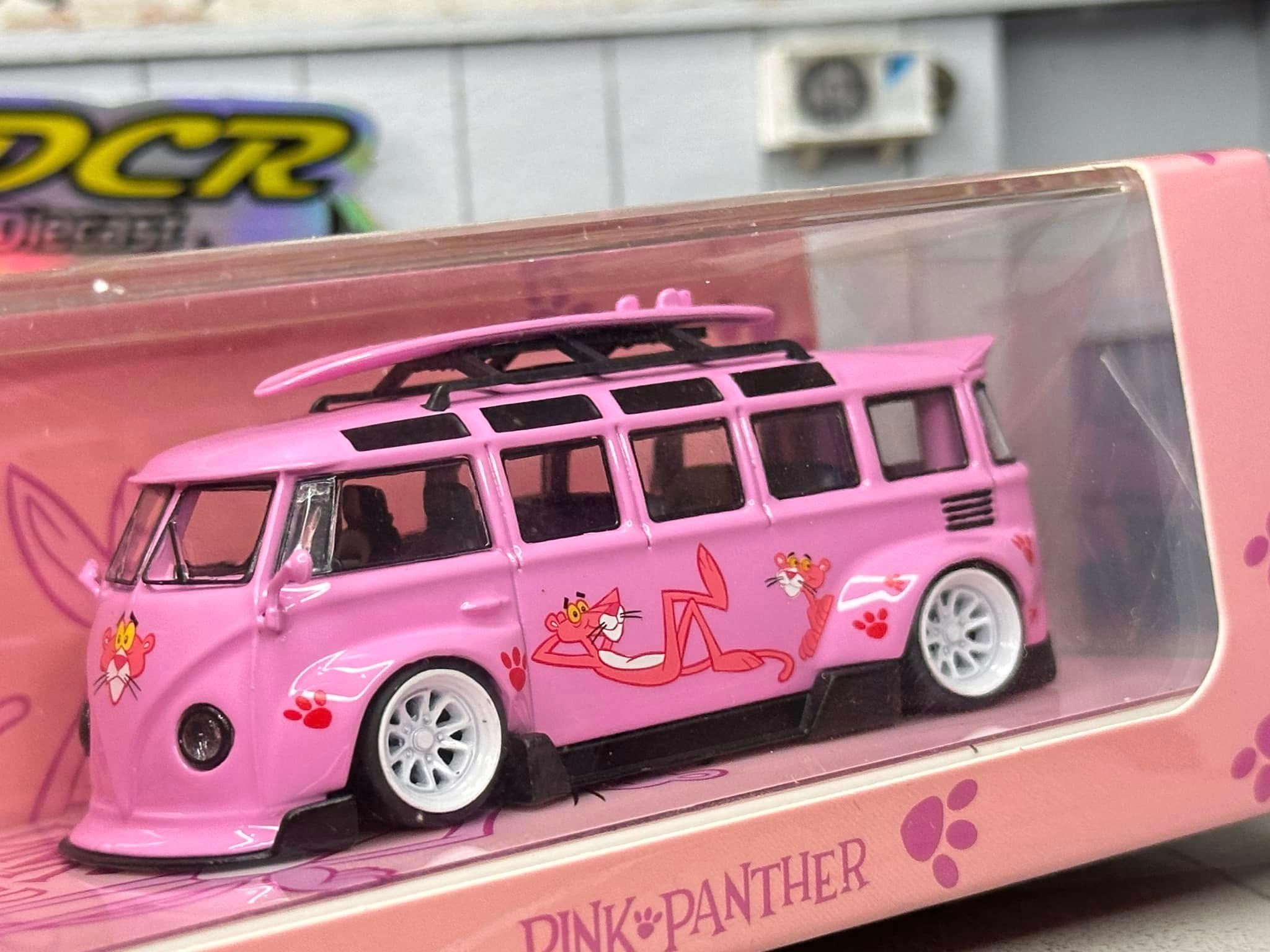 Mô hình xe Volkswagen T1 Van Kombi Pink - Pink Panther tỉ lệ 1:64 Flame Model OT64068