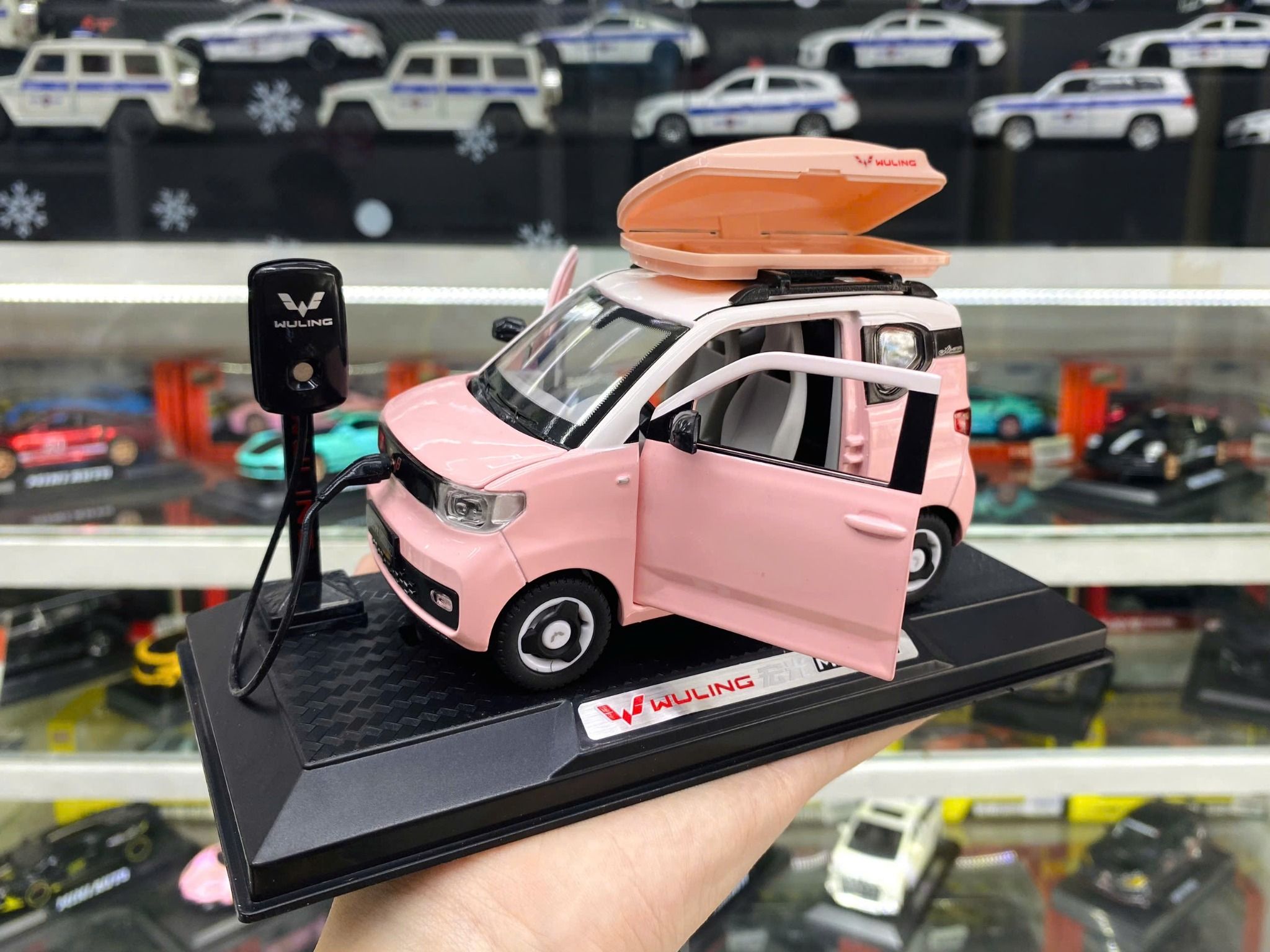 Mô hình xe Wuling Hongguang Mini EV full open - kèm phụ kiện tỉ lệ 1:24 Chezhi OT582