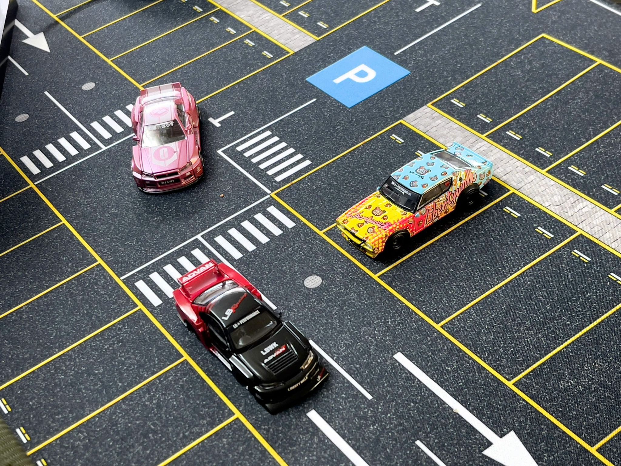Phụ kiện thảm sa bàn chống trượt mô phỏng diorama bãi đỗ xe/ Parking lot kích thước 90x40cm cho mô hình xe 1:64 Autono1 PK516