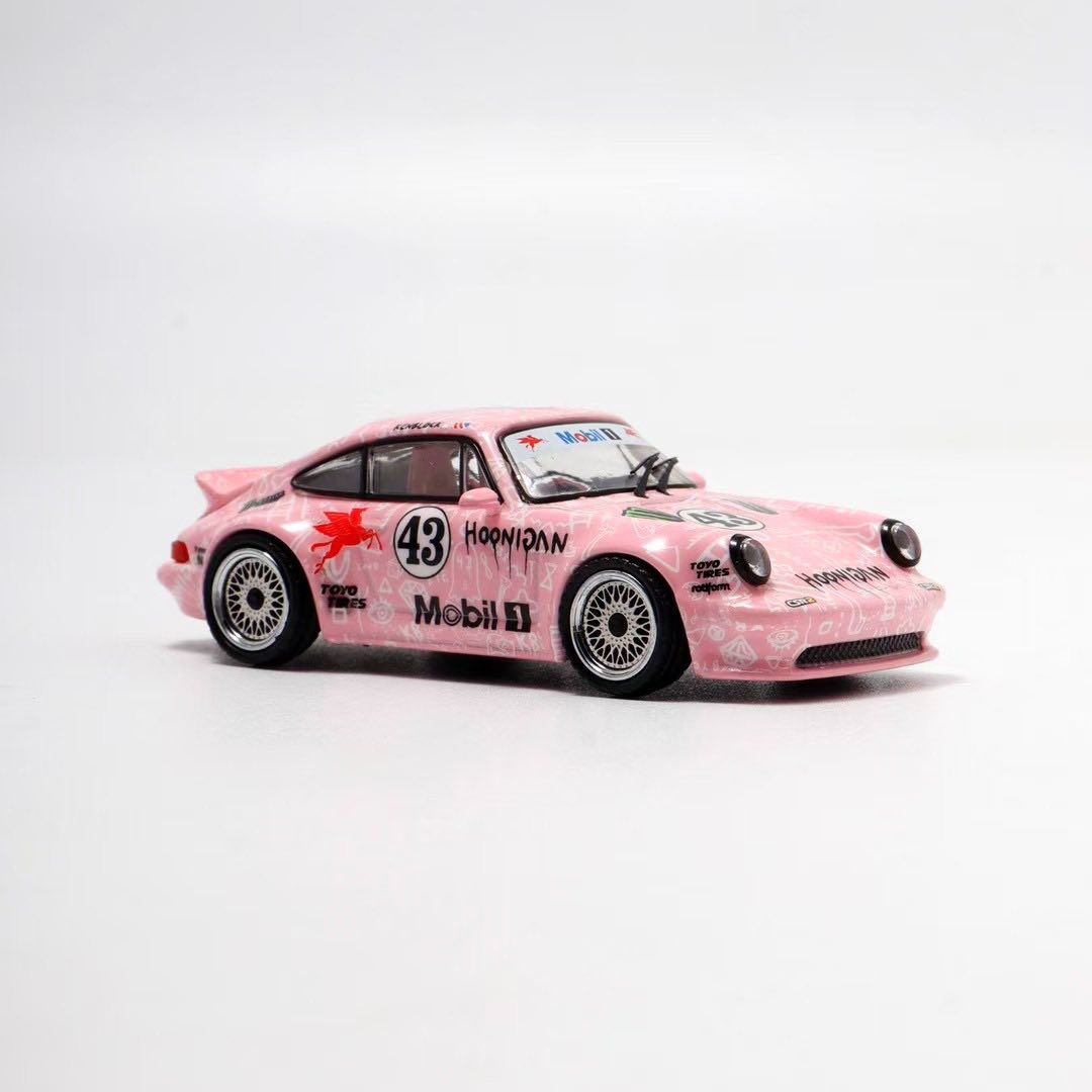 Mô hình xe Porsche 964 Singer RWB Rauht Welt Pig Pink No.43 HEC Hobby Expo China 2025 mở được nắp máy sau tỉ lệ 1:64 Decode OT64311