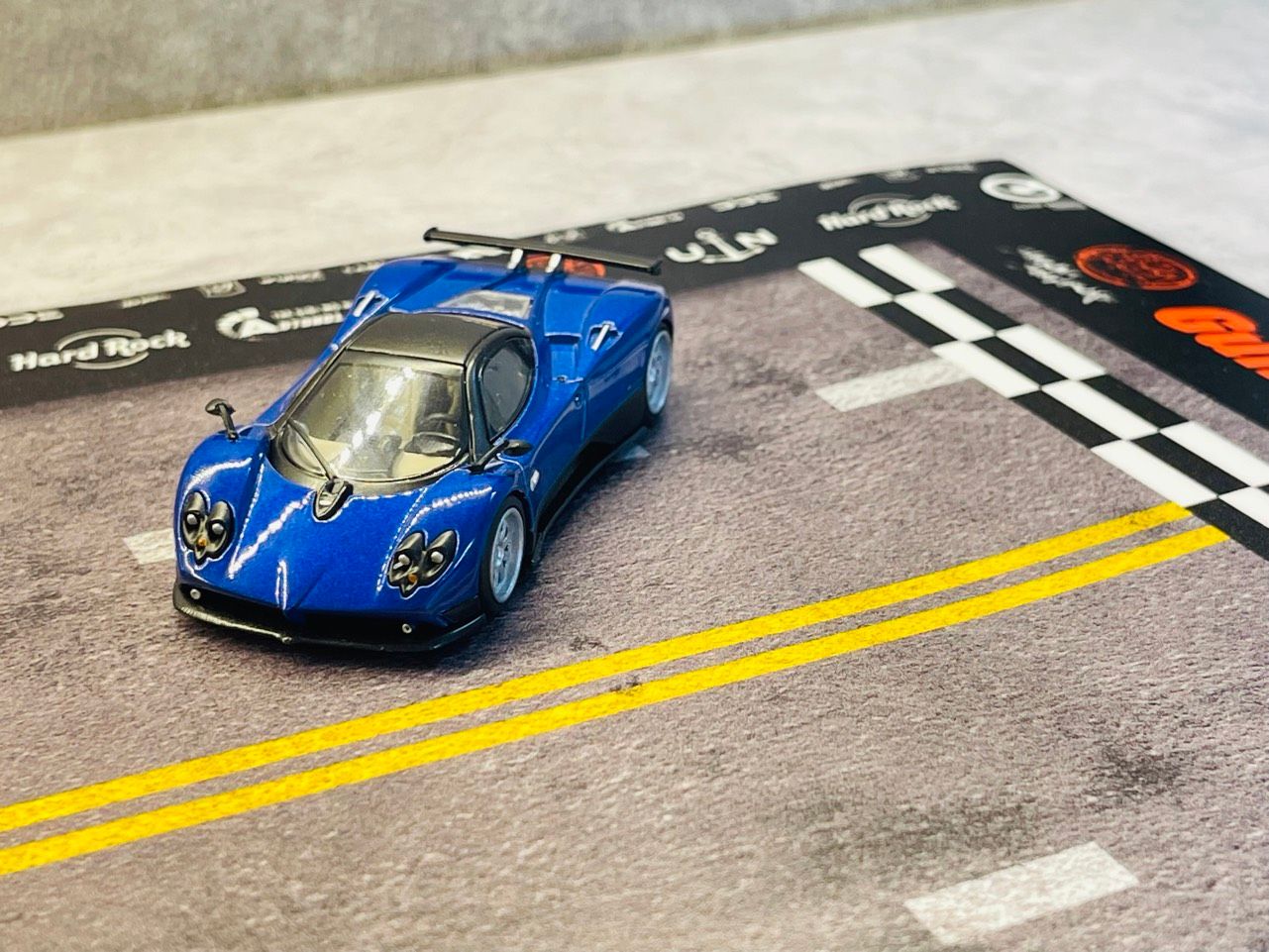 Diorama mặt đường/ bãi đỗ xe parking in PP cán mờ chống nước bụi bẩn khổ dài 20x60cm cho xe mô hình 1:64 DR030