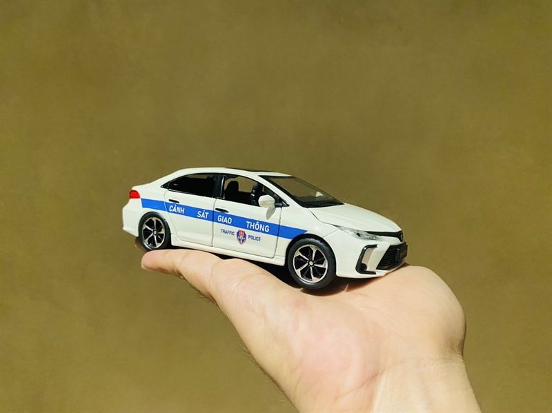 Mô hình xe ô tô độ CSGT Toyota Corolla Altis 2022 full open 1:32 Che Zhi Autono1 OT130