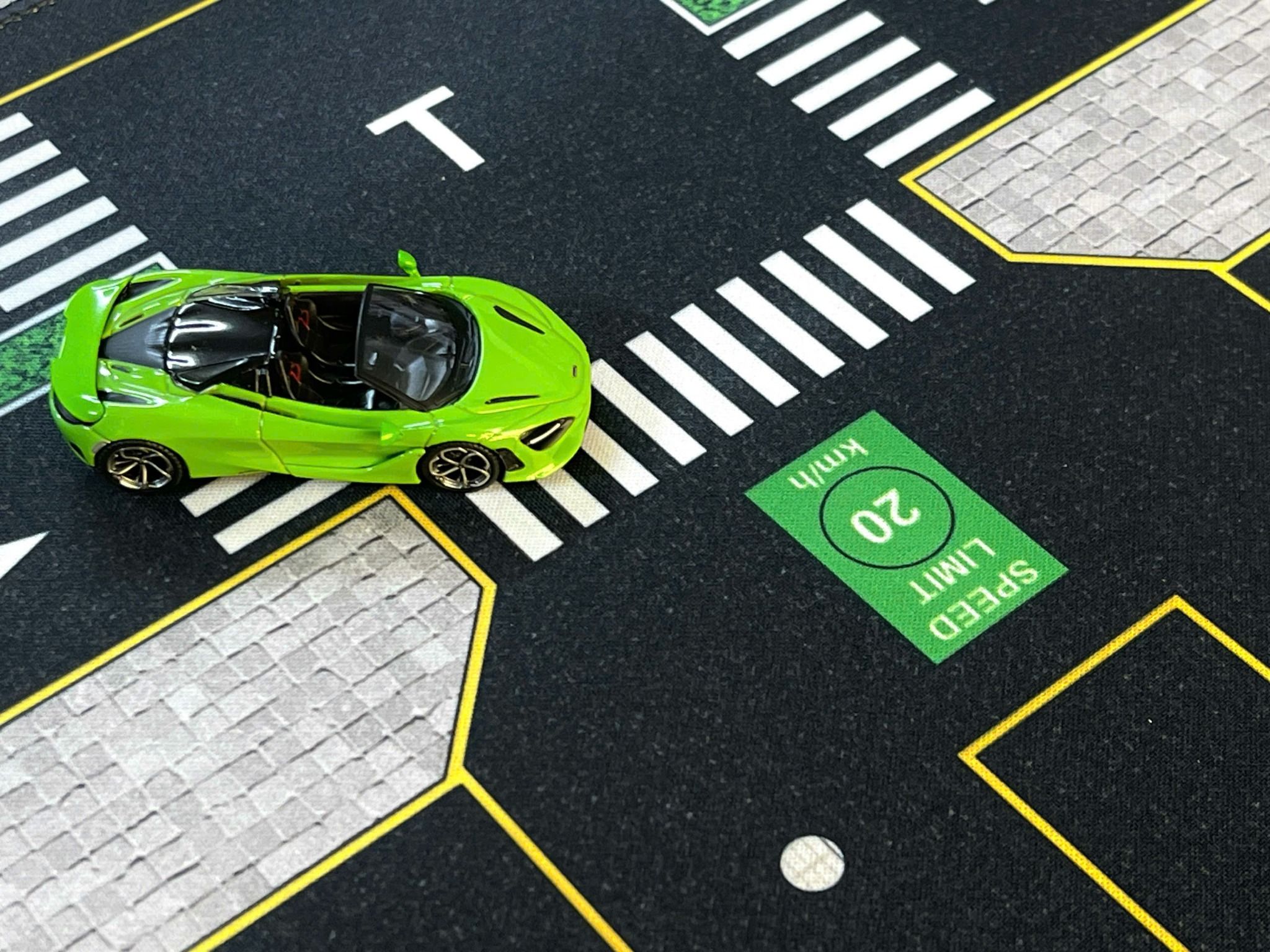 Phụ kiện thảm sa bàn chống trượt mô phỏng diorama bãi đỗ xe/ Parking lot kích thước 80x30cm cho mô hình xe 1:64 Autono1 PK521
