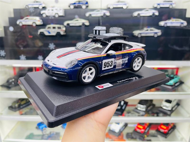 Mô hình xe Porsche 911 Dakar full open có phụ kiện tỉ lệ 1:24 Bburago 18-28029 OT417