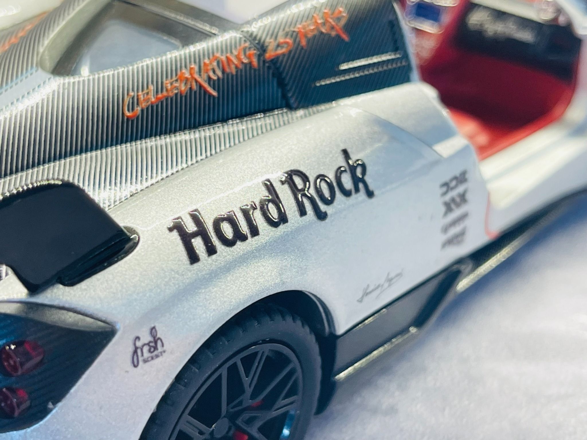 Mô hình xe custom Pagani Huayra BC Silver Gumball 3000 tỉ lệ 1:24 Alloy Model DO24005