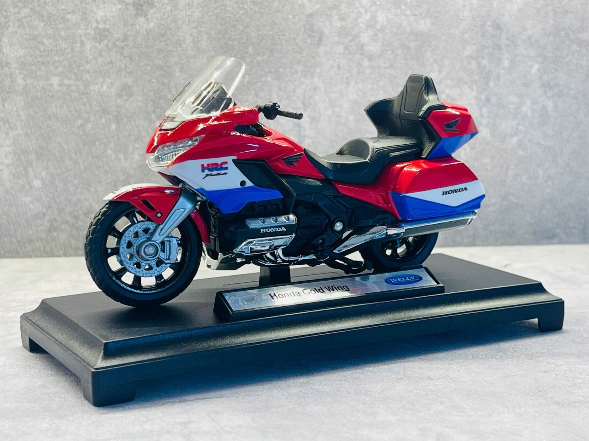 Mô hình xe Honda Goldwing độ tem HRC tỉ lệ 1:18 Welly DO18002