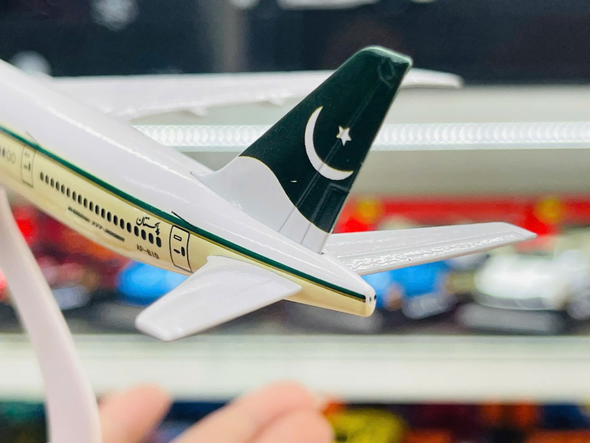 Mô hình máy bay Pakistan PIA Airlines Boeing B777 kích thước 20cm MB20079