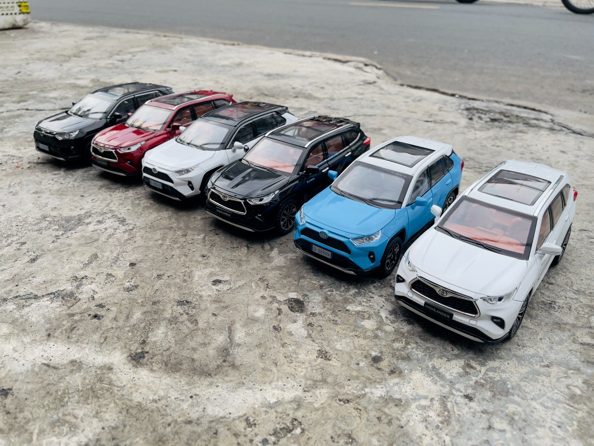 Mô hình xe ô tô Toyota RAV4 full open - full kính - có âm thanh - đèn tỉ lệ 1:22 Jiaye Model OT503