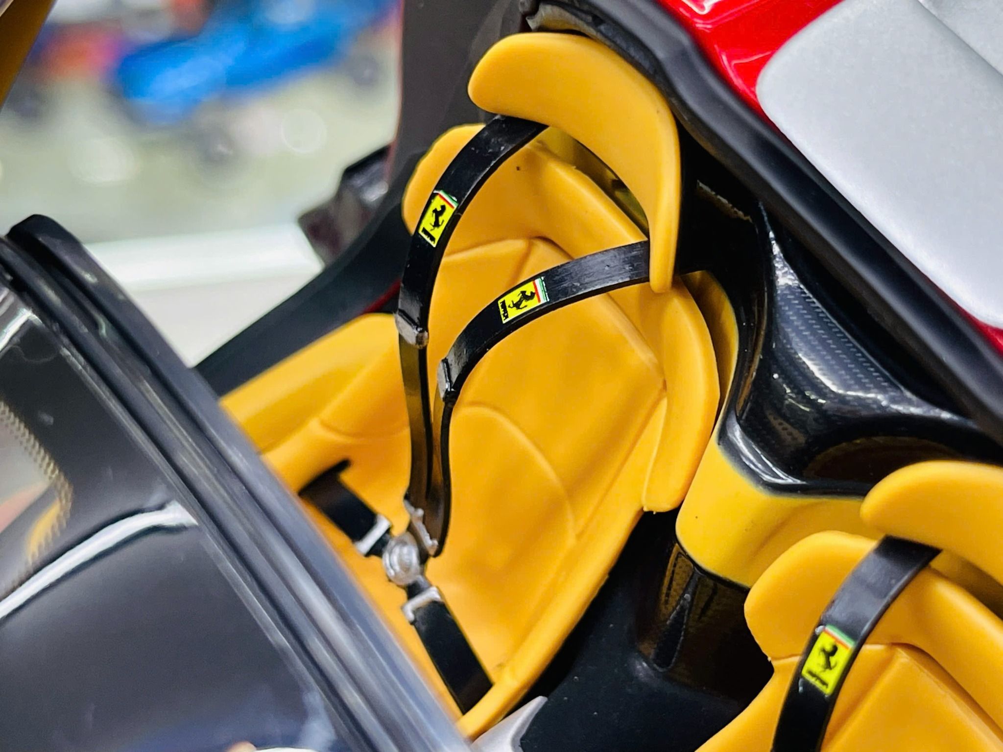 Mô hình xe Ferrari Daytona SP3 Signature red full open tỉ lệ 1:18 Bburago 18-16912 RD OT18022