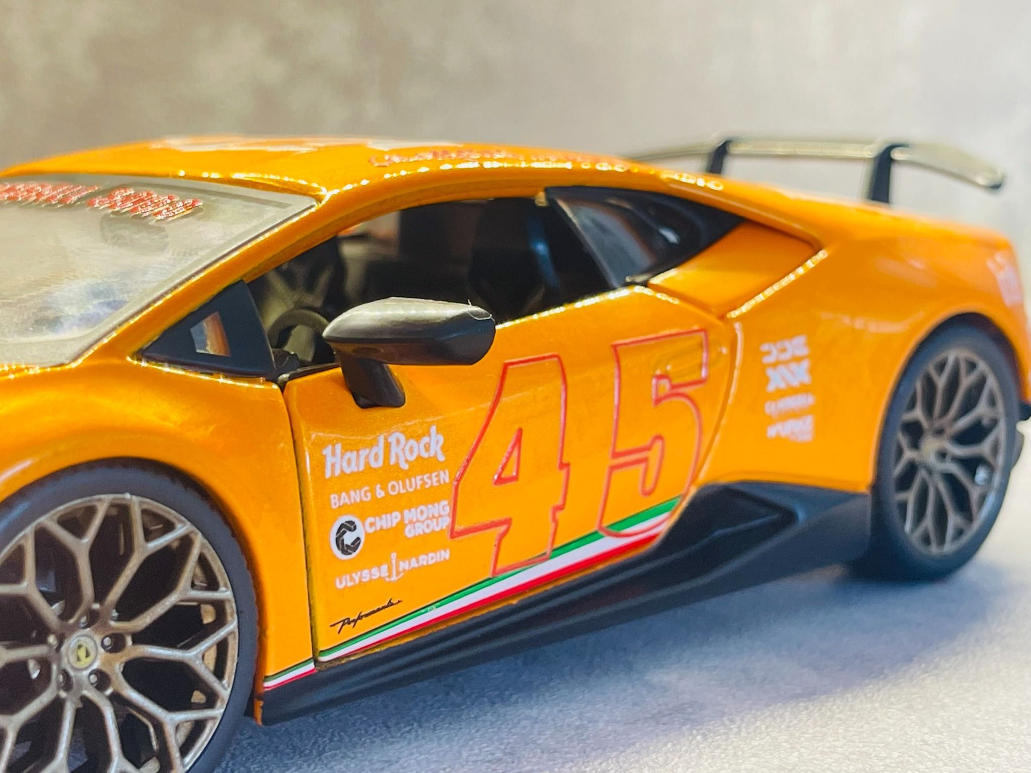 Mô hình xe custom Lamborghini Huracan Performante Gumball3000 Orange tỉ lệ 1:24 Bburago DO24003