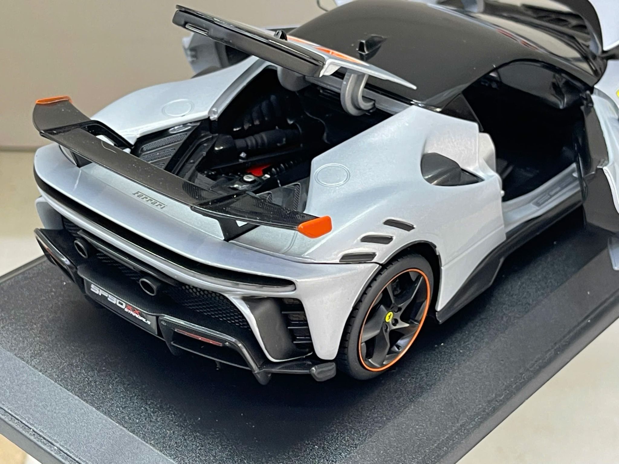 Mô hình xe Ferrari SF90 XX Stradale Giallo Modena silver full open tỉ lệ 1:18 Bburago 18-16020 OT18013