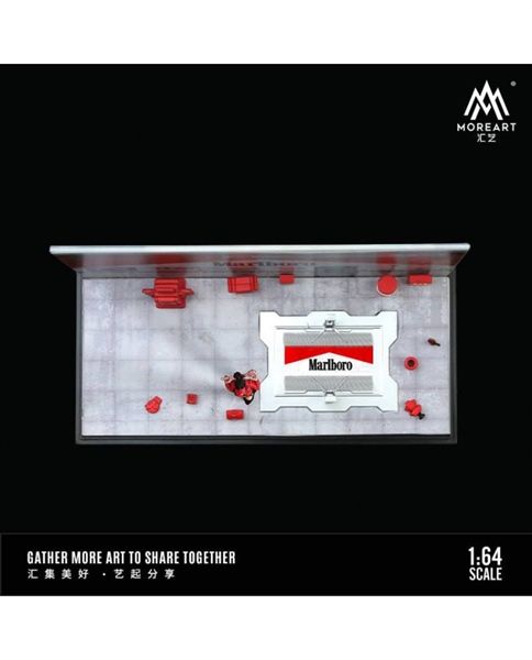 Hộp trưng bày mica xưởng sửa chữa ô tô có bàn nâng , có fig Malboro tỉ lệ 1:64 MO641073