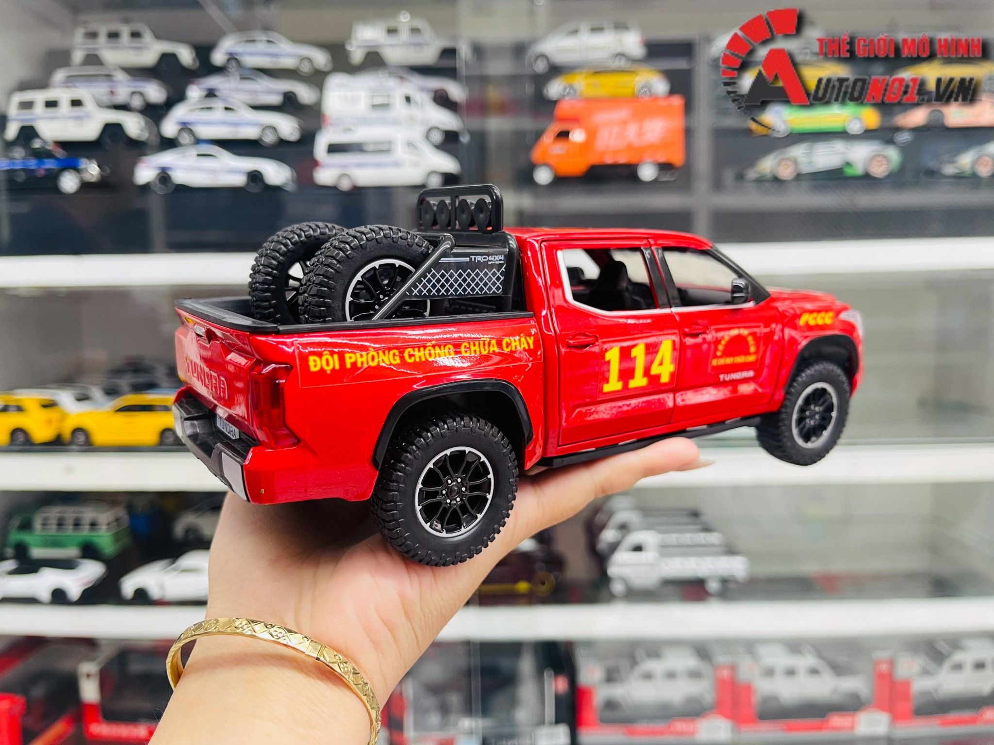 Mô hình xe ô tô độ PCCC Toyota Tundra 4x4 2022 full open tỉ lệ 1:24 Henteng model Autono1