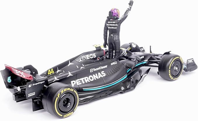 Mô hình xe đua F1 Formula Mercedes Benz Petronas 2023 W14 có figure rời tỉ lệ 1:24 Bburago 18-28037 OT24059