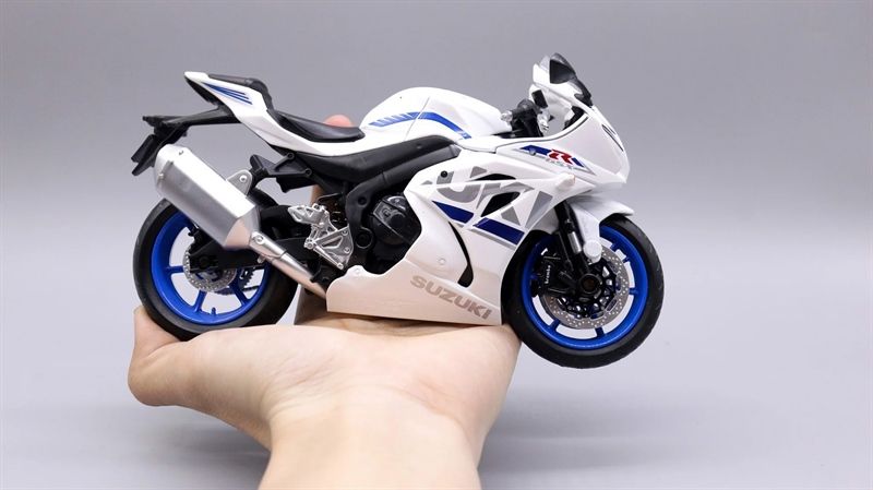 Mô hình xe Suzuki Gsx-R1000 tỉ lệ 1:12 CCA 31489 7207