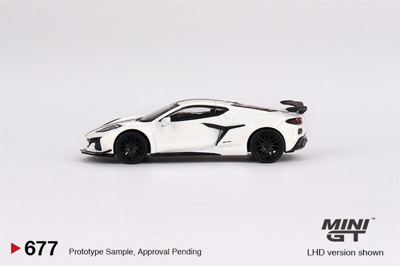 Mô hình xe Chevrolet Corvette Z06 2023 Arctic White tỉ lệ 1:64 MiniGT MGT00677-CH