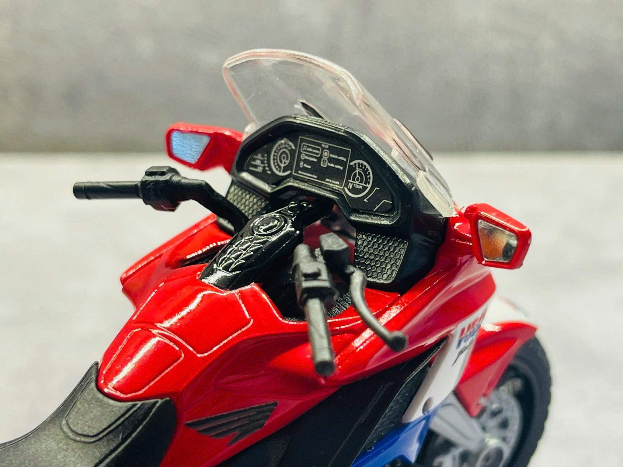 Mô hình xe Honda Goldwing độ tem HRC tỉ lệ 1:18 Welly DO18002