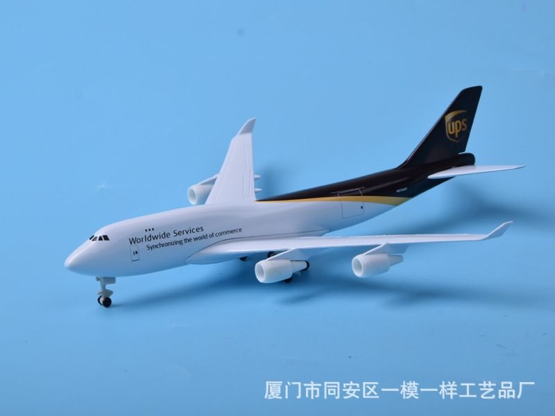 Mô hình máy bay vận chuyển UPS Boeing B747 có bánh xe kích thước 20cm MB20123