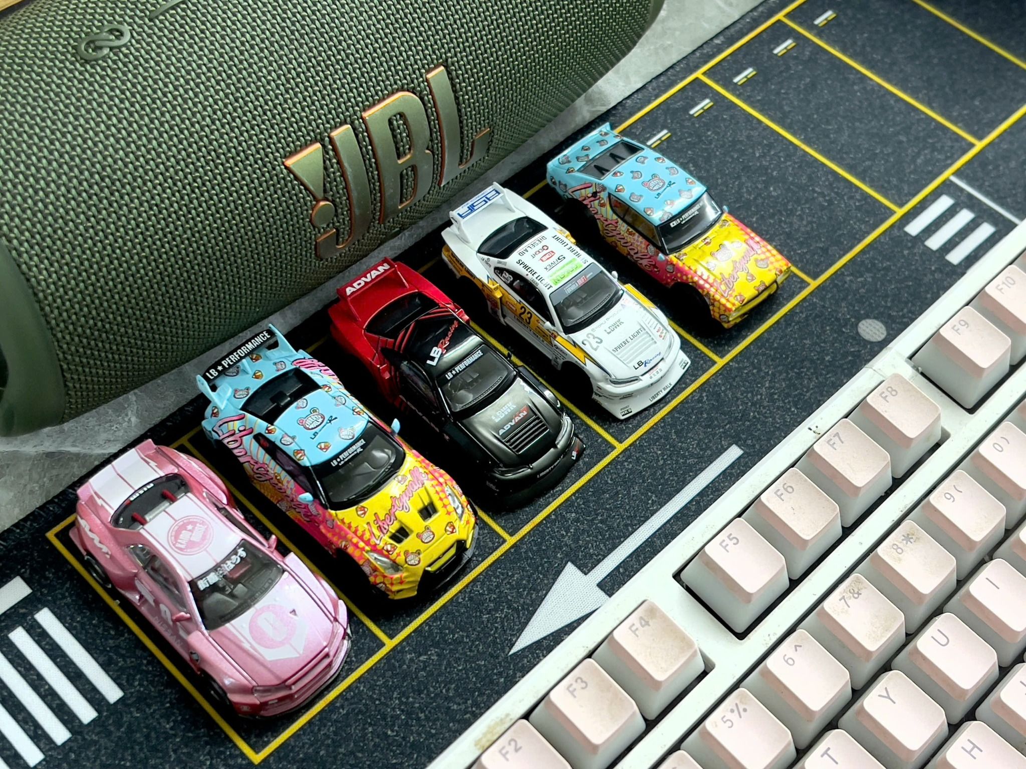 Phụ kiện thảm sa bàn chống trượt mô phỏng diorama bãi đỗ xe/ Parking lot kích thước 90x40cm cho mô hình xe 1:64 Autono1 PK516